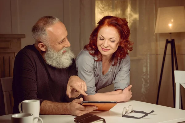 Casal de meia idade usando tablet digital — Fotografia de Stock