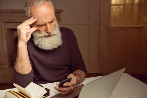 Uomo dai capelli grigi con smartphone — Foto stock