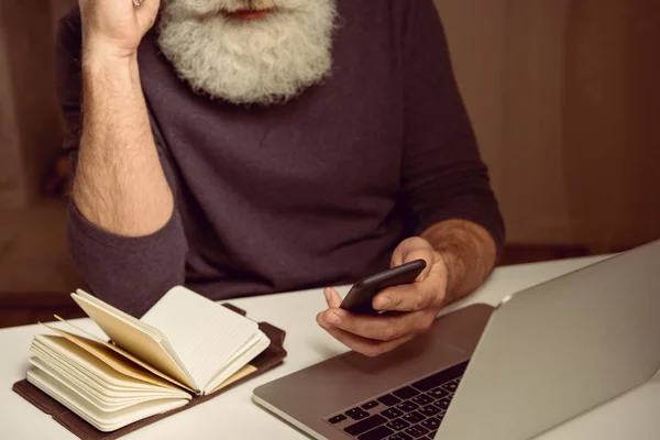 Uomo dai capelli grigi con smartphone — Foto stock