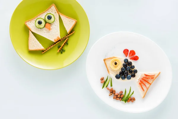 Lustige Sandwiches zum Frühstück — Stockfoto