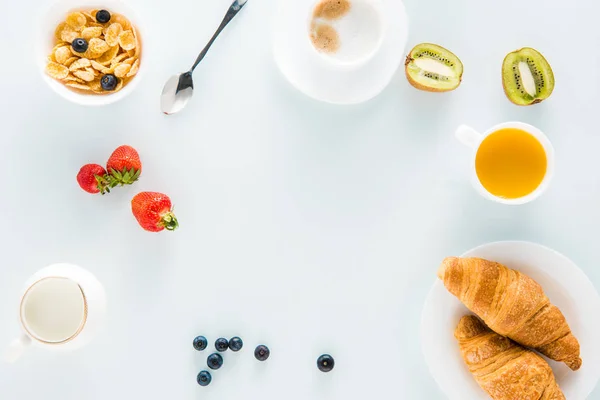 Вкусный завтрак с круассанами — стоковое фото