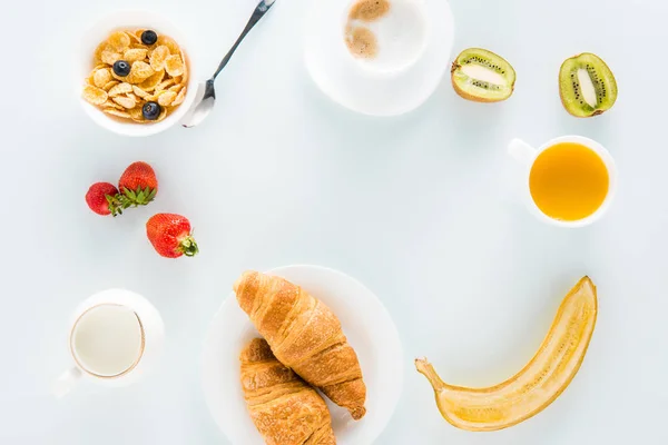 Sabroso desayuno con cruasanes - foto de stock