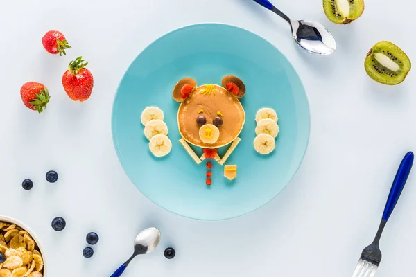 Desayuno infantil de estilo creativo - foto de stock