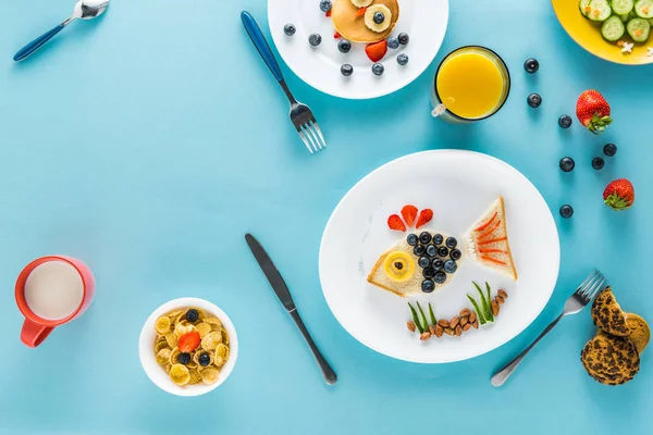 Desayuno infantil de estilo creativo - foto de stock