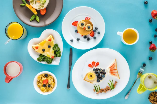 Comida estilo desayuno con varios platos - foto de stock