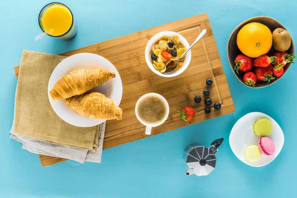 Croissants com bagas e café e suco de laranja — Fotografia de Stock