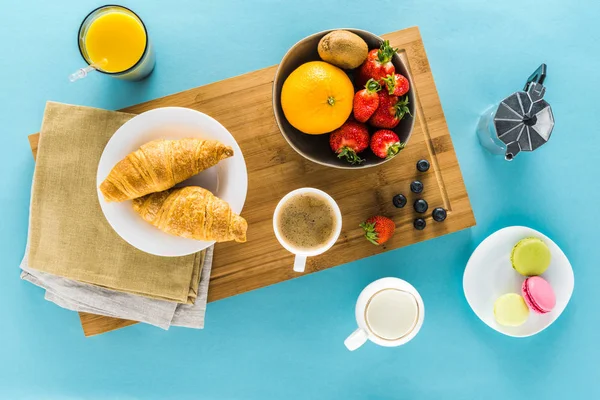 Cruasanes con bayas y café y zumo de naranja - foto de stock