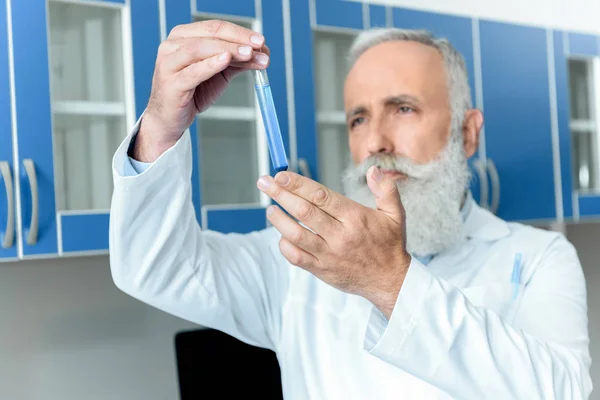 Cientista barbudo sênior — Fotografia de Stock