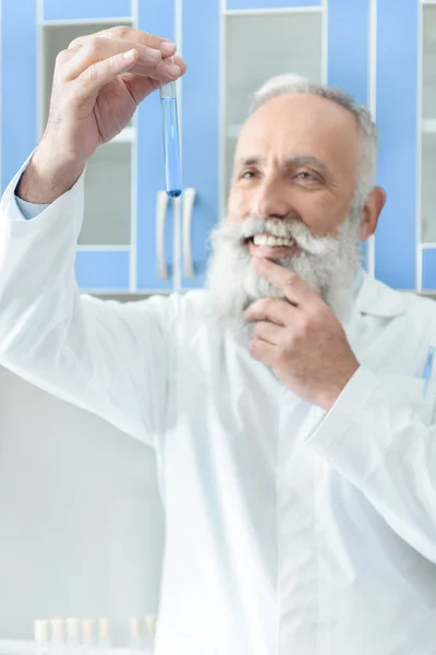 Científico barbudo senior - foto de stock