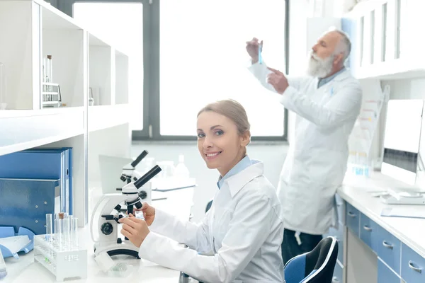 Scientifiques en blouse blanche en laboratoire — Photo de stock