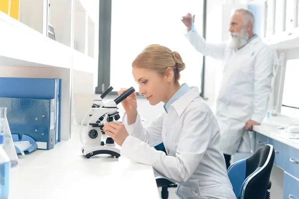 Scientifiques en blouse blanche en laboratoire — Photo de stock