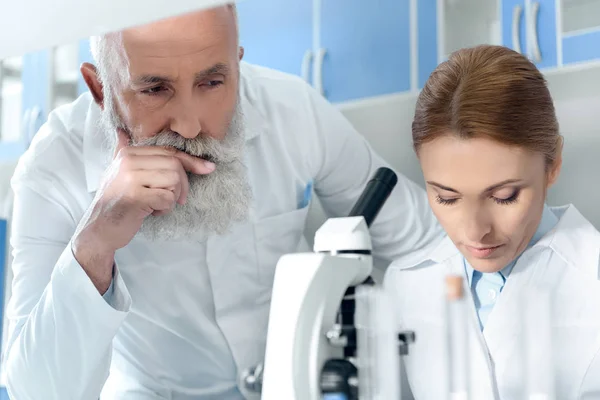 Científicos con batas blancas en el laboratorio - foto de stock