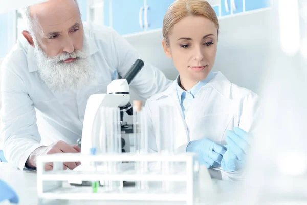 Científicos con batas blancas en el laboratorio - foto de stock