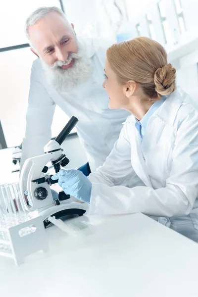 Scientifiques en blouse blanche en laboratoire — Photo de stock