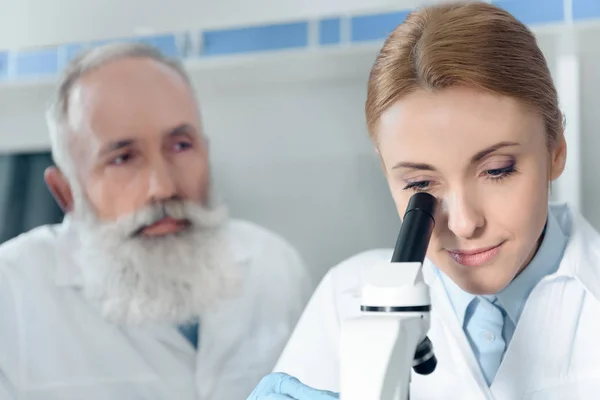 Científicos con batas blancas en el laboratorio - foto de stock