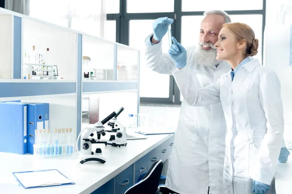 Científicos con batas blancas en el laboratorio - foto de stock