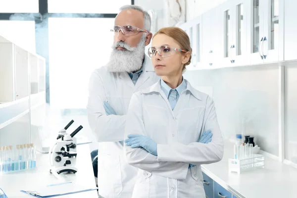 Cientistas em casacos brancos em laboratório — Fotografia de Stock