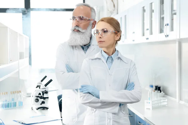 Científicos con batas blancas en el laboratorio - foto de stock