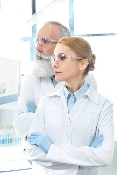 Cientistas em casacos brancos no laboratório 4 — Fotografia de Stock
