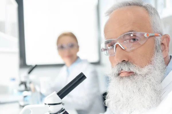 Cientista a fazer experiências — Fotografia de Stock