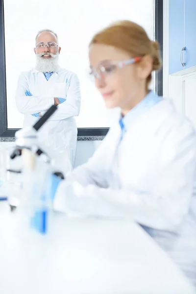 Científicos trabajando en laboratorio - foto de stock