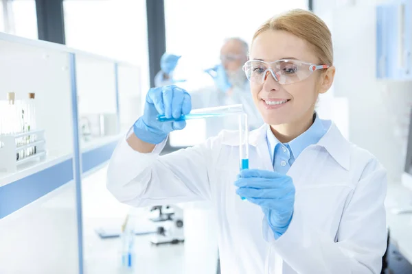 Científico trabajando en laboratorio - foto de stock