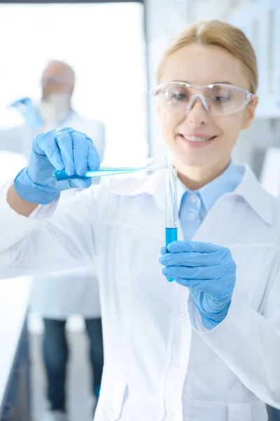 Científico trabajando en laboratorio - foto de stock