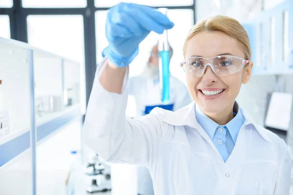 Científico trabajando en laboratorio - foto de stock