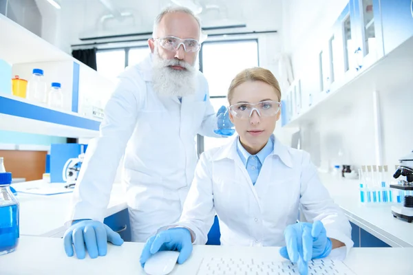 Científicos trabajando en laboratorio - foto de stock