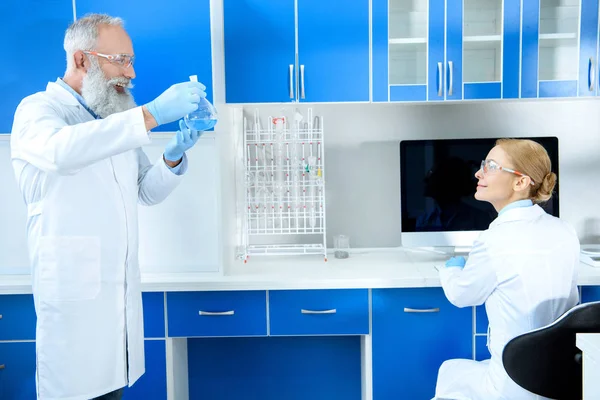 Scientists working in lab — Stock Photo