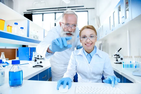 Cientistas que trabalham em laboratório — Fotografia de Stock