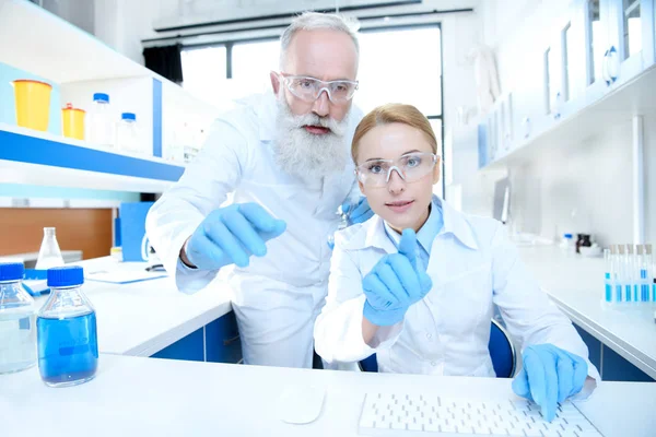 Cientistas que trabalham em laboratório — Fotografia de Stock