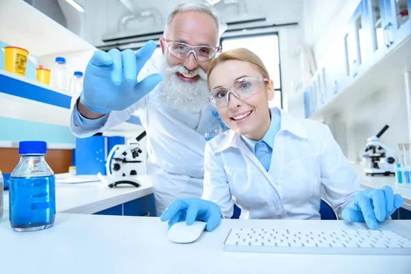 Científicos trabajando en laboratorio - foto de stock