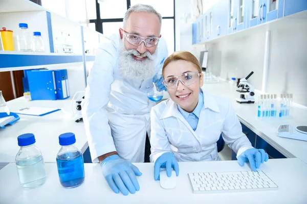 Cientistas que trabalham no laboratório 3 — Fotografia de Stock