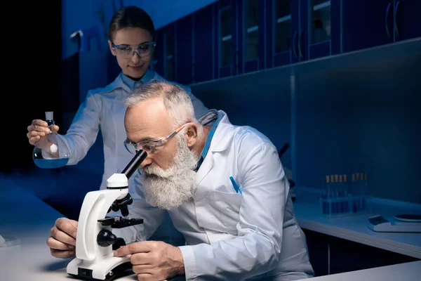 Scientifiques travaillant avec un réactif — Photo de stock