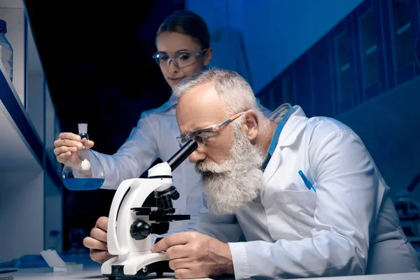 Scienziati che lavorano con il reagente — Foto stock