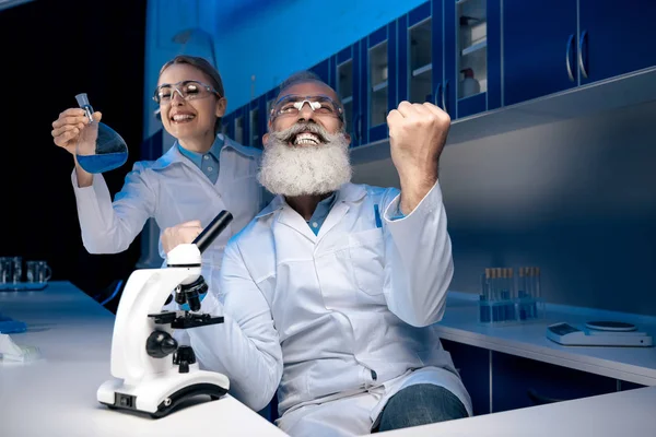 Scienziati che lavorano con il reagente — Foto stock