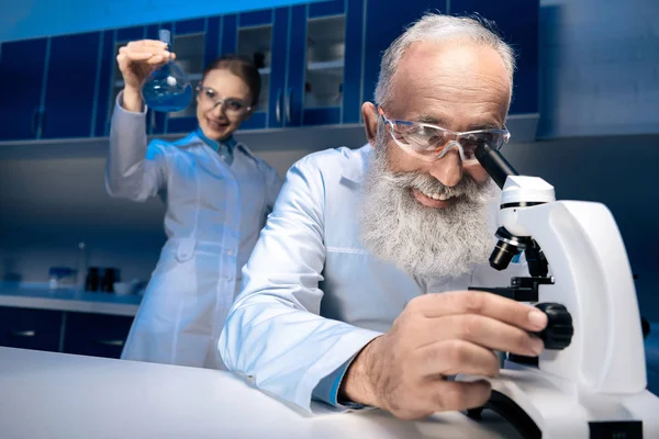 Scienziati che lavorano con il reagente — Foto stock