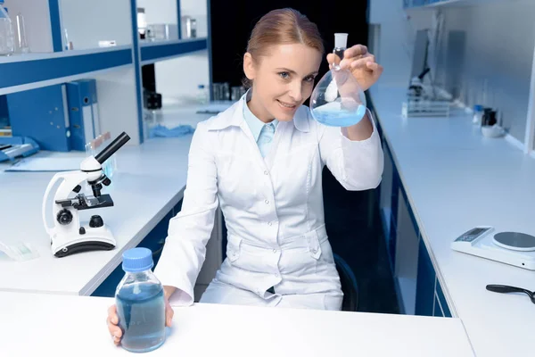 Scientist working with reagent — Stock Photo