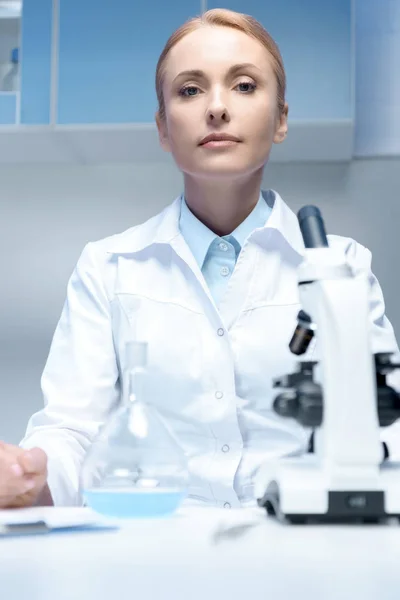 Cientista sentado no local de trabalho — Fotografia de Stock