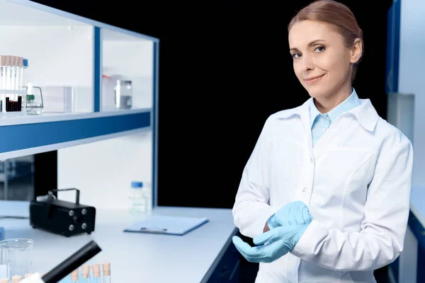 Scienziato che lavora in laboratorio — Foto stock