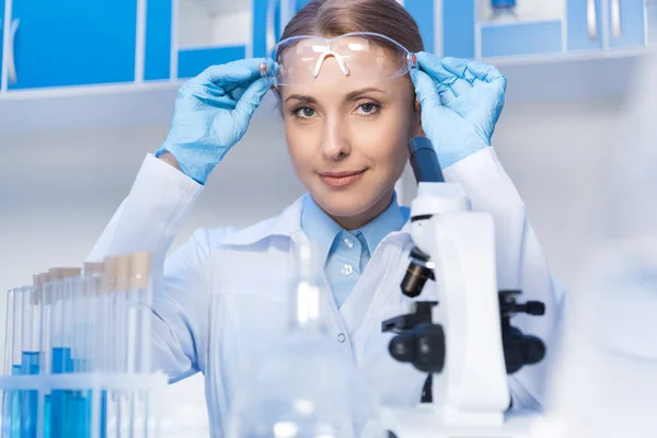 Científico sentado en el lugar de trabajo - foto de stock