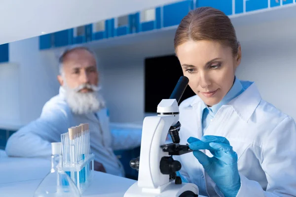 Scientists working in lab — Stock Photo