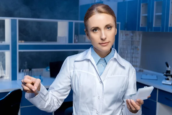 Technicien de laboratoire en blouse de laboratoire au laboratoire — Photo de stock