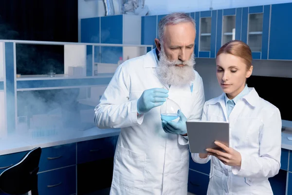 Scientifiques en blouse de laboratoire en laboratoire — Photo de stock