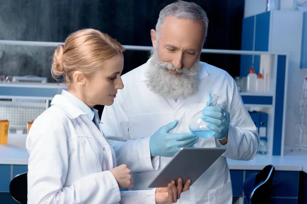 Cientistas olhando para tablet digital em laboratório — Fotografia de Stock