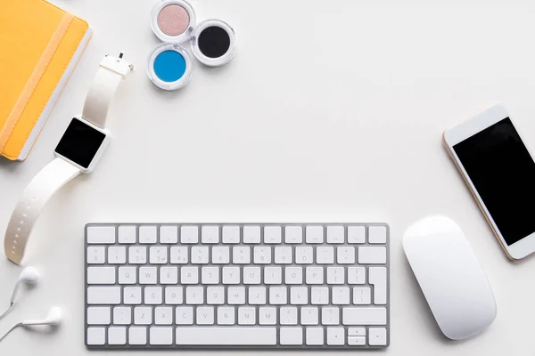 Teclado de computador e material de escritório — Fotografia de Stock