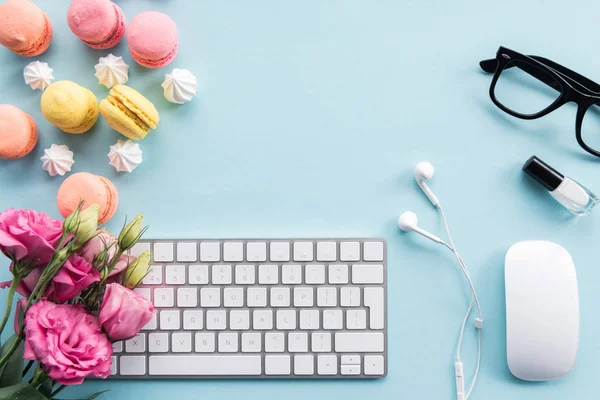 Teclado, macarons e flores na mesa — Fotografia de Stock