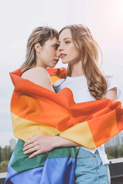 Pareja homosexual con bandera lgbt - foto de stock