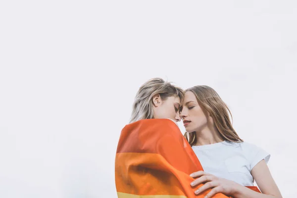 Homosexual couple with lgbt flag — Stock Photo